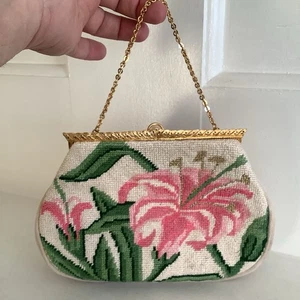 Borsa vintage punto ago con gigli rosa tema floreale oro marcasite ferramenta - Foto 1 di 14