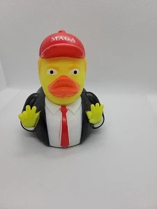 Donald Trump MAGA Hut Peace Gummi Ente Armaturenbrett, Badespielzeug, Ente Ente Jeep SB1  - Bild 1 von 8