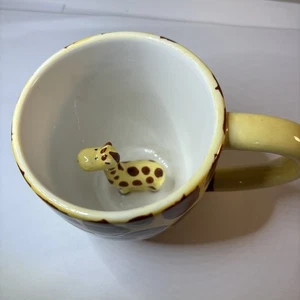Pier 1 Imports Baby Giraffa Sorpresa Interno Tazza Caffè Tazza Dipinta A Mano Usato in Ottime Condizioni - Foto 1 di 6