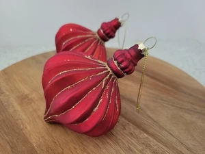 Juego de 2 bombillas de vidrio plisadas rojas brillantes con forma de cebolla para adornos de árbol de Navidad - Imagen 1 de 10