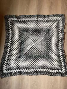 Vintage Handarbeit gehäkelt Afghan 35” x 35” schwarz, grau & weiß schöne Arbeit! - Bild 1 von 6