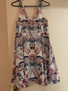 ValleyGirl Floral Pattern Dress Size Medium - Summer, Pretty - Picture 1 of 2