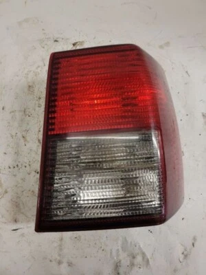 Conjunto de luz trasera derecha Mitsubishi Endeavor 2006-2011 OEM USADO Foto 1 de 2