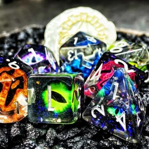 Set dadi poliedrici in resina occhi di drago arcobaleno in bottiglia Sage's | Dnddice RPG - Foto 1 di 9