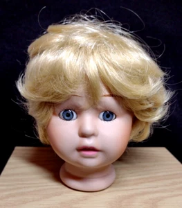 Vintage Biskuit Puppenkopf mit kurzen blonden Haaren & graublauen Augen für Teile & Reparaturen - Bild 1 von 9