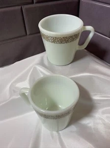 2 Vintage Pyrex Kaffeetassen weiß Wald braun Blumen Teebecher Milchglas - Bild 1 von 5