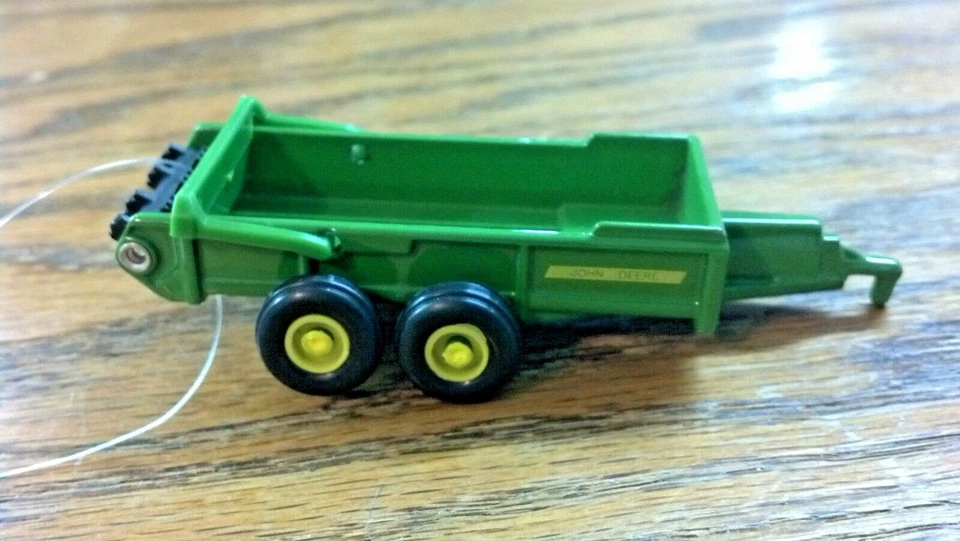 JOHN DEERE, Espalhador de Estrume, Raspador Móvel e Distribuidor, ERTL, Escala 1:64 - Imagem 1 de 1