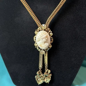 Vintage Carved Shell Cameo Lariat Necklace Gold Tone With Peridot Rhinestones - Picture 1 of 11