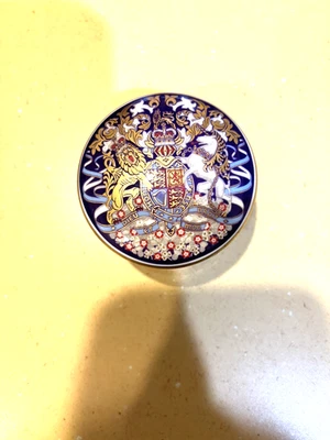 "H.M. Queen Elizabeth таблетки/безделушки коробка ENG ""Longest Reigning Monarch"" на ленте" - Изображение 1 из 4