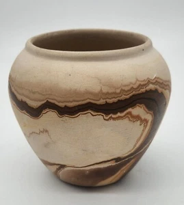 Jarrón de cerámica Nemadji EE. UU. Remolino maceta de arcilla mate 4,5 pulgadas de alto marrón crema - Imagen 1 de 6