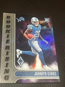 Jahmyr Gibbs Panini Phoenix  Rookie Rising No Ris-8 - Picture 1 of 2