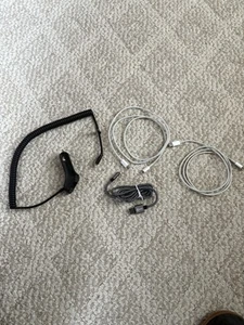 4 iPHONE LIGHTENING CHARGING CORDS INCLUDES 1 CAR CHARGER - Zdjęcie 1 z 5