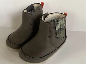 Carters CONNOR Gris Camuflaje Niño Pequeño Niño Talla 4.5 Botines Zapatos de caña alta Taupe Usados en Excelente Condición - Imagen 1 de 8