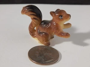 Casa de muñecas miniatura de jardín de hadas de plástico ardilla roja de colección - Imagen 1 de 4