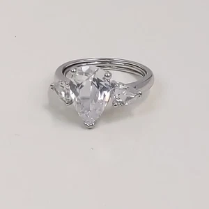 Anillo Tono Plata Tres Piedras Corte Pera Circonita Transparente Talla 9 Elegante Joyería de Moda - Imagen 1 de 5