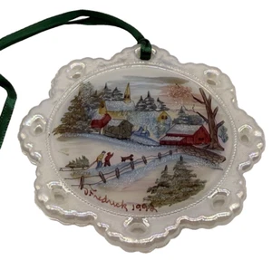 Fenton '92 Fredrick pintado a mano granja iglesia ciudad árbol de Navidad adorno pegatina - Imagen 1 de 5