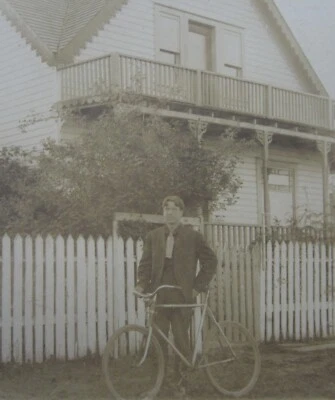 Antiguo gabinete de bicicleta foto pan de jengibre recortado casa piquete cerca década de 1910 Foto 1 de 4