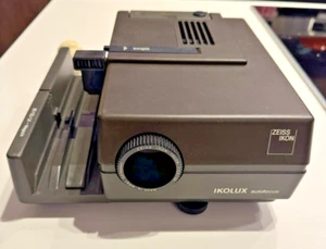 ZEISS IKON IKOLUX Autofocus Slide Projector + 6 magazines (to fit 300 slides) - Picture 1 of 13