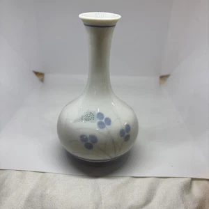 Chinesische/japanische kleine blau-weiße Blumen Porzellan Vase 5 cm - Bild 1 von 5