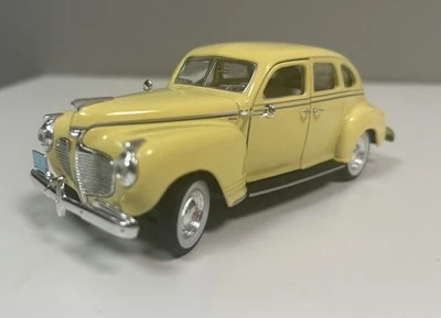1941 Plymouth Special Deluxe 4-Door Sedan Yellow 1:32 Signature Models ~124 - Image 1 of 4