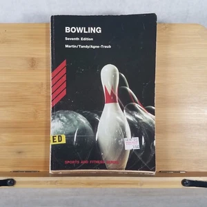 Bowling - 1993 Paperback Textbook by Joan L. Martin Sports and Fitness Series - Foto 1 di 24