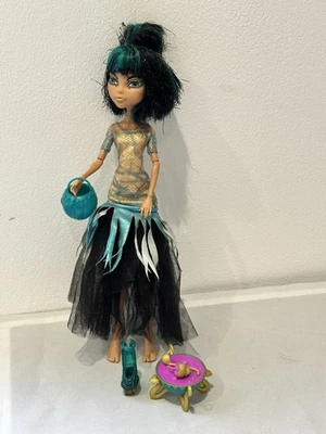 Monster High Doll 2008 - Cleo De Nile Ghouls Rule with Bag, 2 cauldrons, ladle + - Image 1 of 4