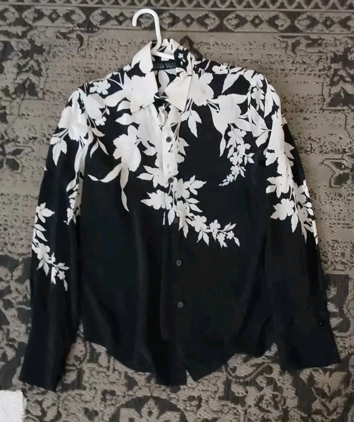 Ellen Tracy 100% 真丝纽扣上衣白色、黑色、花卉 8 码 — 第 1/1 张图片
