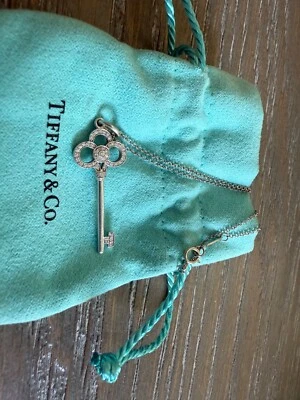 TIFFANY & CO 18K БЕЛОЕ ЗОЛОТО БРИЛЛИАНТ FLEUR DE LIS КЛЮЧ ОЖЕРЕЛЬЕ (РОЗНИЧНАЯ ЦЕНА $5K) - Изображение 1 из 4