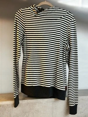 BKE Buckle Hoodie Sweater Womens Large Black Gray Knit Casual Fashion Trending - Image 1 of 4