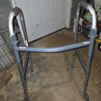 Invacare verstellbarer faltbarer Rollator Modell 6291 3F Dual/Verriegelung Paddelauslöser - Bild 1 von 4