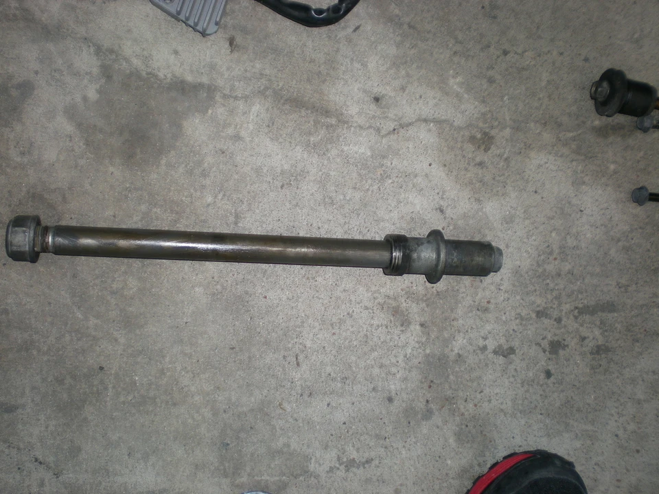 Honda VF 1100 C VF1100 V65 V 65 1983 eje trasero Magna con espaciadores Foto 1 de 1