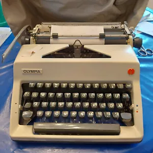 Olympia Monica Vintage Mechanische Manuelle Schreibmaschine mit Koffer - Bild 1 von 2