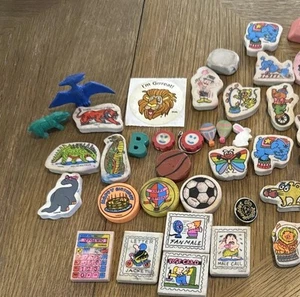 40+ FIGURINE GIOCATTOLO VINTAGE ANNI 80 - 90 NOVITÀ GOMME MATITA GOMME SCUOLA buone - Foto 1 di 11