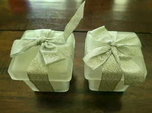 Candelabros votivos cuadrados blancos esmerilados con vela - Juego de 2 tiene caja y arco - Imagen 1 de 3