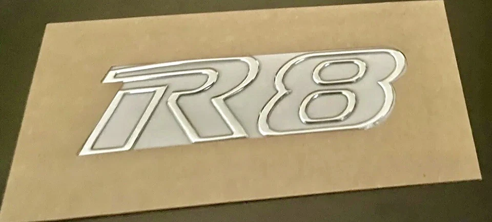 Insignia cromada HSV VF R8 para Clubsport Maloo R8. Foto 1 de 2
