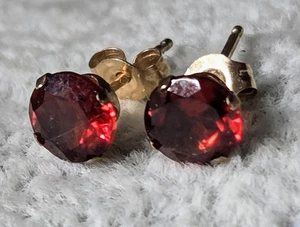 10K Yellow Gold Bright Red Garnet Stud Earrings 0.43g - Picture 1 of 10
