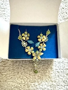 Vintage Avon Hibiscus Flower Necklace and Pierced Earring Set - Ocean NEW - Picture 1 of 4