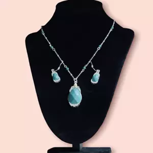 Colgante gota lágrima turquesa imitación chapado en plata vintage con detalles de diamantes de imitación-juego - Imagen 1 de 3