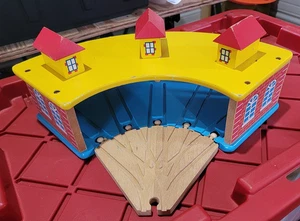 Maxim Holz Roundhouse + 5-Wege Verbindungsschiene ~ Thomas/BRIO Comp ~ Jungen-Mädchen-3+ - Bild 1 von 2