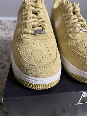 NUOVO Uomo Taglia 10 Nike Air Force 1 '07 LV8 Buff Gold Sail HJ4465-700 Low AF1 - Immagine 1 di 4