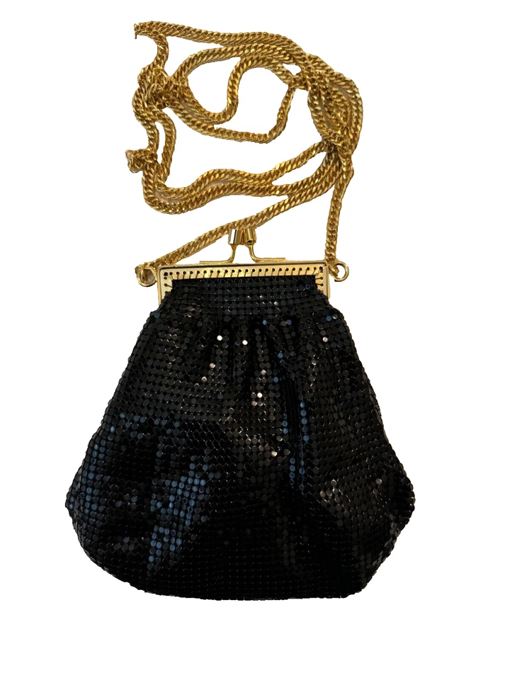 Bolso de Noche Whiting & Davis Malla Negra; Cadena Bandolera Dorada; Top con Bloqueo de Beso. Foto 1 de 4