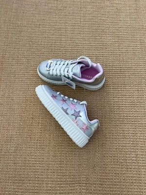 Zapatillas/zapatos cómodos Skechers plateados con cordones con estrellas talla 5,5 Foto 1 de 4