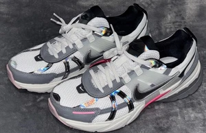 Nike V2K Run Grigio Rosa Anno del Drago Sneakers Uomo 8 E Donna 9,5 - Foto 1 di 23