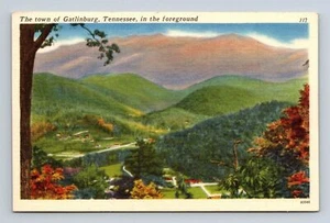 Cartolina Bird's Eye View La città di Gatlinburg Tennessee in primo piano TN - Foto 1 di 2