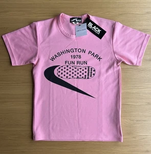 Camiseta Comme Des Garçons NEGRA CDG x Nike Gráfica Waffle Rosa Pequeña - Imagen 1 de 5