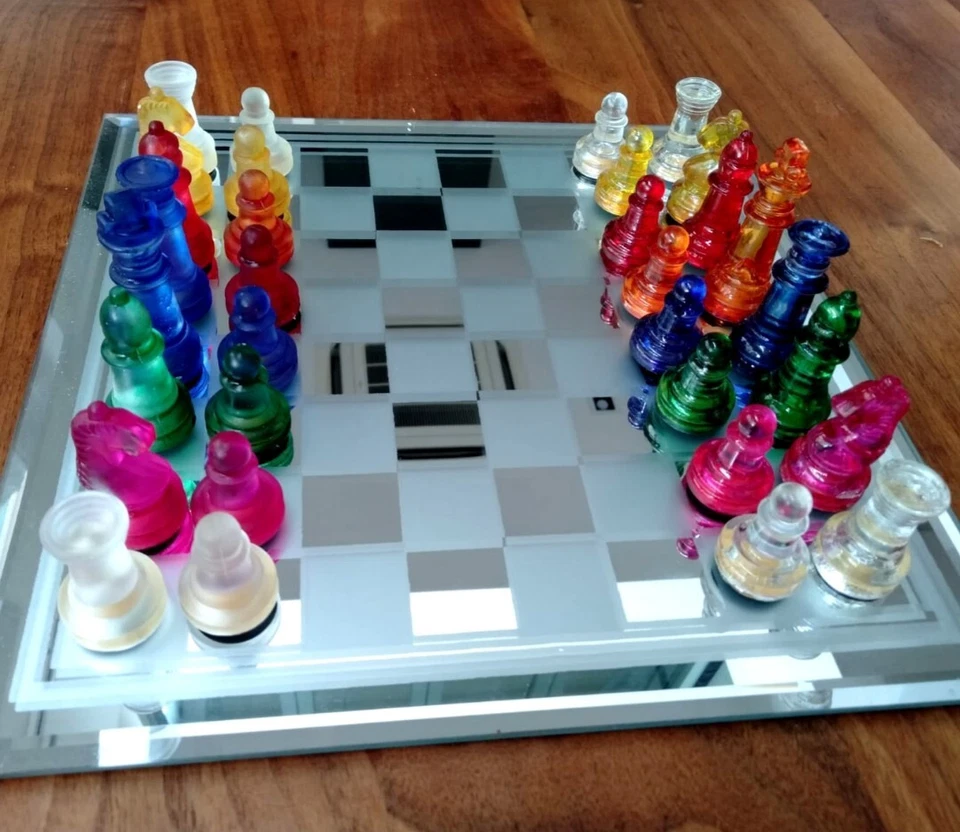 彩色玻璃棋盘 — 第 1/1 张图片