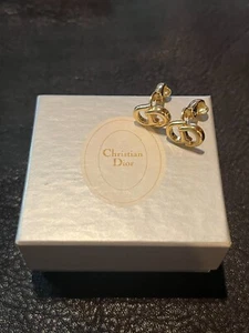 Pendientes CHRISTIAN DIOR CD De colección Raro Tono Dorado Logo Clip en Ken Lindos Envío Gratis - Imagen 1 de 24