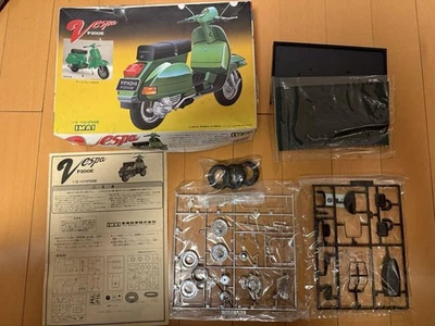 IMAI Vespa P200E 1/12 Plastic Model Unassembled with Display Stand - Image 1 of 4