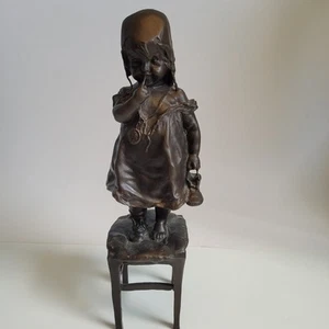 Juan Clara Escultura De Colección Niña en Silla Sosteniendo Zapato Firmado Bronce 12” ¡Descripción! - Imagen 1 de 24