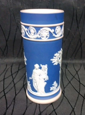Vaso Wedgwood Jasperware azul cobalto branco clássico alívio derramamento The Muses 5.75 - Imagem 1 de 4